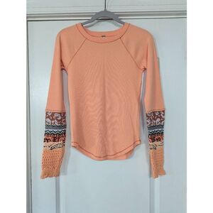 Free People In the Mix‎ Cuff Thermal Tee women's Small coral crochet sleeves